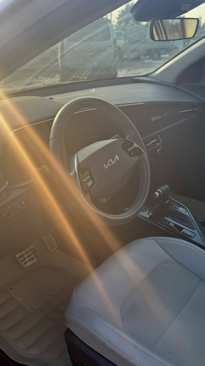 السلام عليكم كيا نيرو هايبر ￼2024فول مواصفات السيارة بيها طخات بسيطة وبارد بسيط بالجنطة السعر 180 بيه مجال بصيط تترقم  ثاني يوم 

الرقم ***********￼
