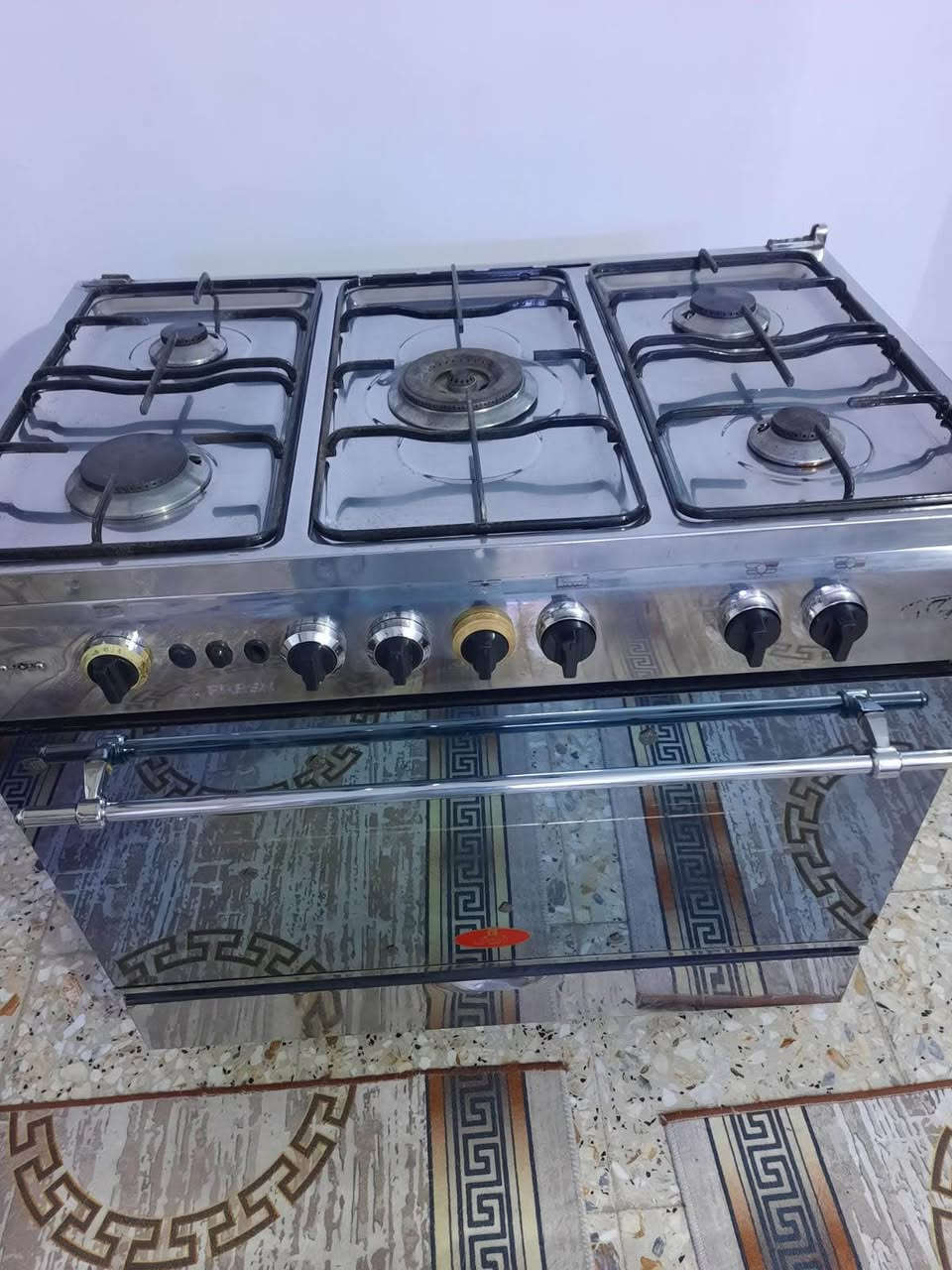 طباخ فريش نضيف وشغال وناره تخبل على الفحص والفرن هم شغال فوك وجوه وناره تخبل سعره 140 وبيه مجال المكان نهايه الشعله منطقه الدهله *********** بغداد, العراق
