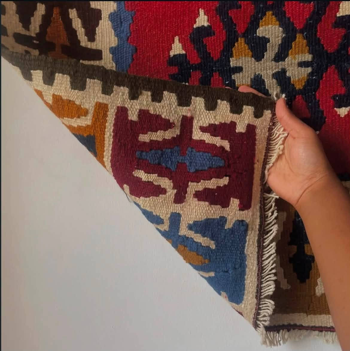 عربي - کوردی
النوع : سجادة كليم أناضولي تقليدي - صوف - من قونية - ألوان طبيعية - خالية من العيوب - سالم - عمرها اكثر من 40 عام - منسوجة يدوياً
الحجم : ( cm (102 * 76

جور: فه رشيكى نه ريتى ئه نادولى كيليم - يشم - له كونياوه - رهنكى
سروشتى - بيّ كه موكورى - بى زيان - تهمه نى زياتر له ٤٠ ساله - به ده ست قه باره: (cm (102 * 76

السعر 100 الف

للطلب أرسل رسالة مباشرة أو اتصل على: ***********

بو داواكردن نامه يه كى راسته وخوّ بنيّرن يان يهيوه ندى بكون به:
***********
