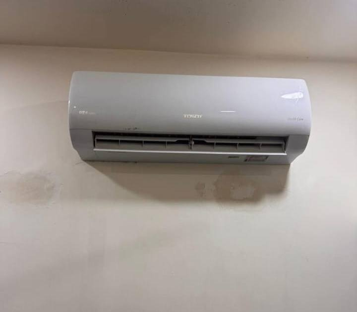 السلام عليكم عندي سبالت 2023 عدد3 واحد طن نوعيه توسوت غاز 410 شغالات وعلى الفحص ضمان ما مصلحات تدفئه تبريد نظافه 100% السعر650 ثلاثه عنوان بغداد ***********
