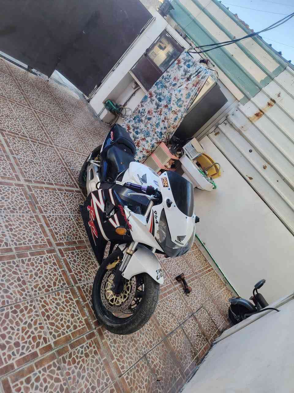 للبيع او مراوس هوندايcbr نقصه محرك فقط كهربائيات عقل ضفيره كله بلاد شرط مال رمبه جويترات نوزلات ثلاجه فيت بم صالنصه cs يعني جيب محرك وشغل مكان بغداد حي الجهاد ***********
