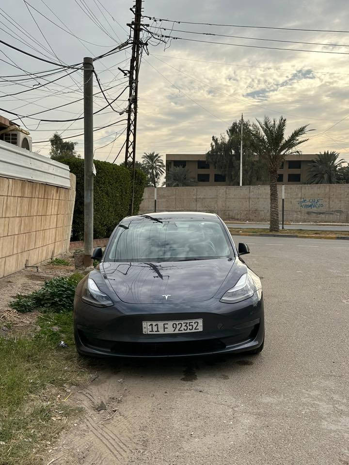 تيسلا موديل 3 2023 حادث كلش سخيف
السلام عليكم 
تيسلا موديل 3 2023 تك ماطور صاروخ 🚀 
مواصفات التيسلاا معروفه 
السياره حادثها كلش بسيط رجاءاً لحد يقارنها بالمهجومات
بيها حافة الصندوك وحافة الجاملغات الخلفيه فقط الباقي كفاله من الصبغ دواخل شواصي لغود شخط مابيهن 
السياره بطاريتها 🔋على شرط 100‎%‎ كفاله حتى من الفتح 
السياره بأسمي التحويل شوكت ميعجبك 
السعر بـ 153 ورقه وبيها مجال للطيبين والله يحفظكم جميعاً اكو حتى بـ 130 فـ لتقارنها بالمهجومات ابداً وشكراً 
مكاني بغداد المنصور 
***********
