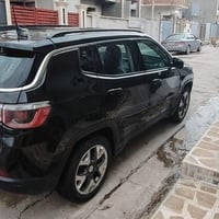 للبيع جيب كومباس موديل 2018 سياره ماشيه 85mi الف فول موصفات 1/1 ضرر قط...
