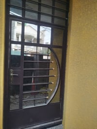 عندي أبواب وشبابيك حديد للبيع مكاني بغداد الكراده شارع الجوازات 077624...