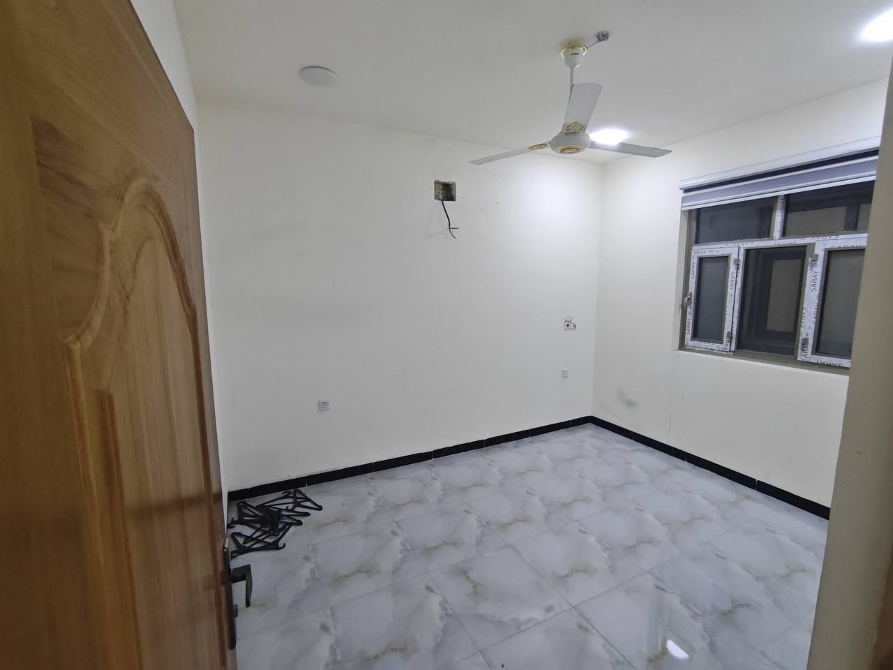 يوجد شقة طابق 2 ، غرفتين وصالة ، الغزالية شارع 15 ، عائلة فقط ، كاملة وجاهزة ، كهرباء ، ماء سخان ، للتواصل اتصال فقط ***********
