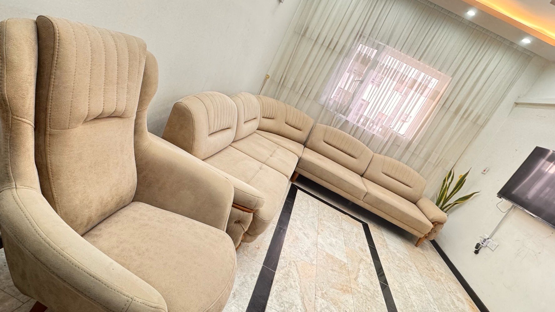 ديوان تركي نظيف جدا واستعمال قليل عدد ٨ مقاعد ويصبح سرير 
مكاني بغداد - الشعب