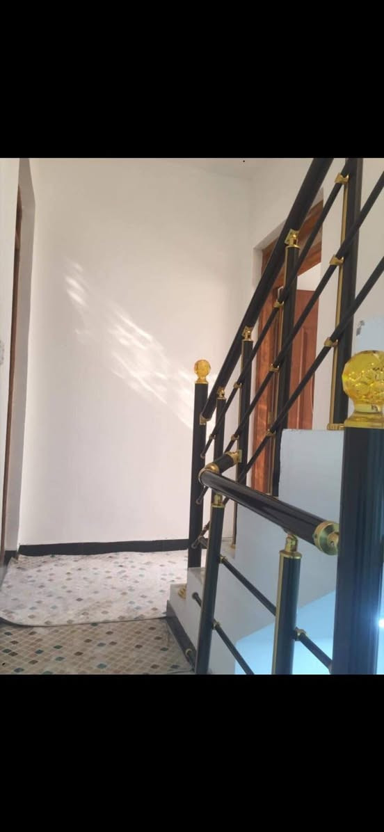 السلام عليكم
بيت حديث للبيع درجة أولى فول  زراعي سند ٢٥ المساحة ٥٨ متر واجة ٥  الطابق الأول صالة حولي مطبخ حمام منور 
الطابق الثاني غرفتين نوم 
الطابق الثالث غرفة نوم وسطح
العنوان بغداد الدورة خلف كلية الفارابي بفرع مثلجات ازبري موقع مميز جدا تحويل ثاني يوم 
للاستفسار ***********
*********** السعر ١٤٠ مليون وبي مجال

