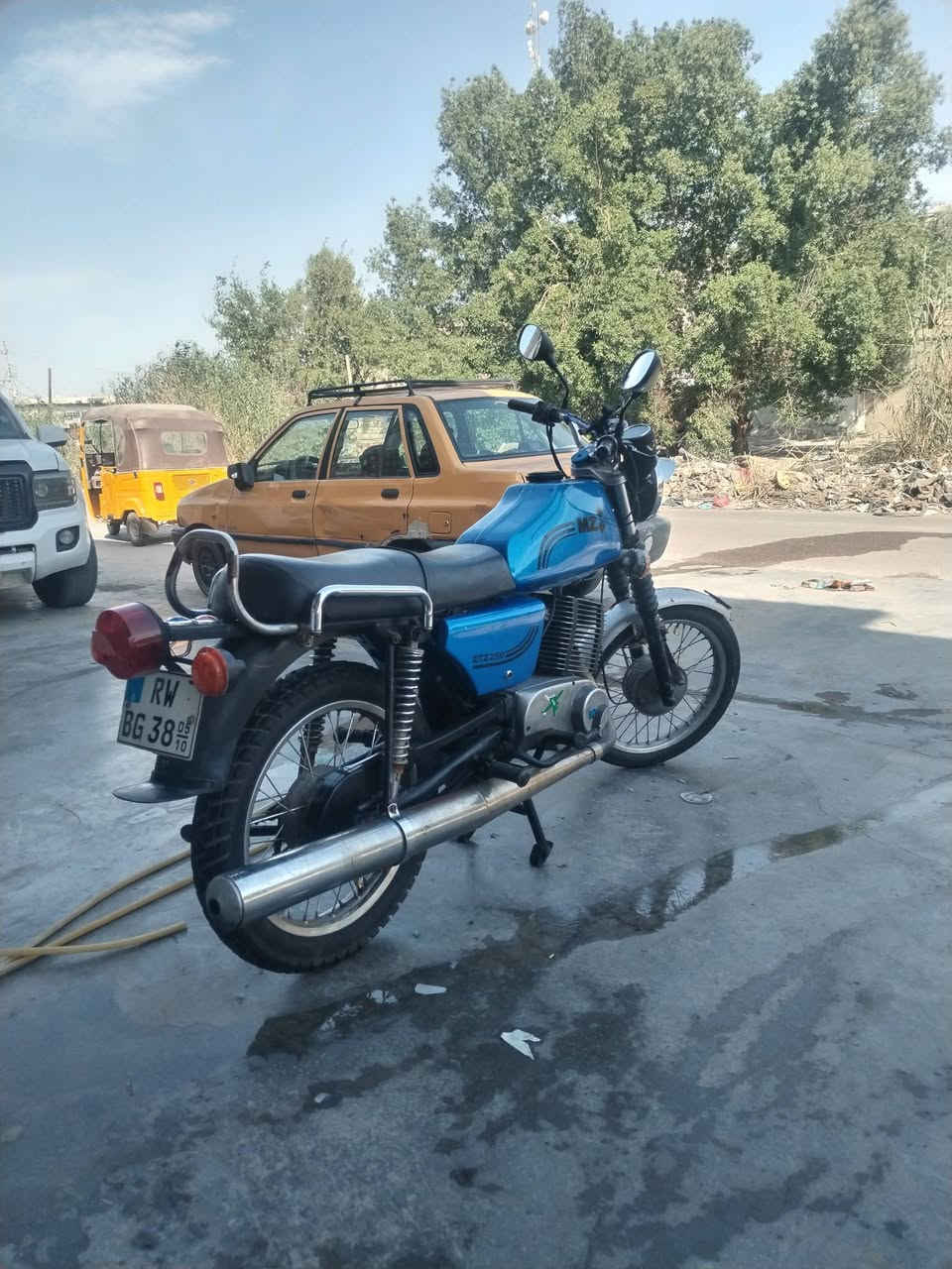 السلام عليكم دراجه مزت ٨٢ دراجه حلوه ونضيفه مثل مام وضحه بل صوره دراجه كلشي ماناقصهه للبيع السعر مليون ٣٠٠ وبيه مجال عنوان بغداد التاجي ٢٤ ابو عضام رقم الموبايل ***********
