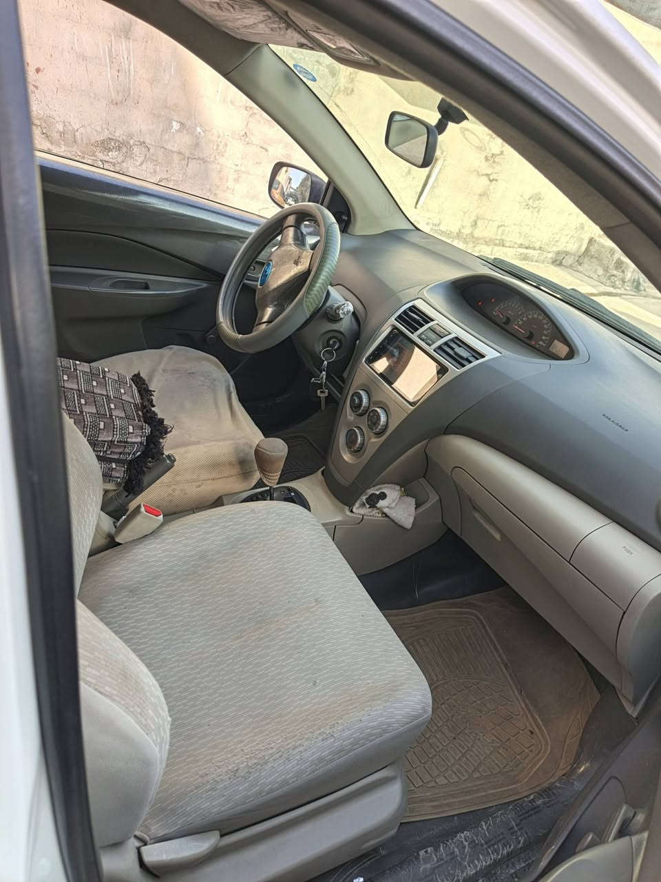 تۆیۆتا یارس 2012 گێر ئۆتۆماتیک خلیجی
مەکینە گەورە مەرغوب 160 هەزار کم ڕۆشتووە 

سەنەوی ژینگەی نوێیە دەفتەر بەنزبنی هەیە 

دوو سێ شوێنی ساردی هەیە گێر و مەکینەی بەشەرت 

هیچ کێشەیەکی تێدا نییە ژمارەی خاوەنەکەی ***********وەتسئاپ
