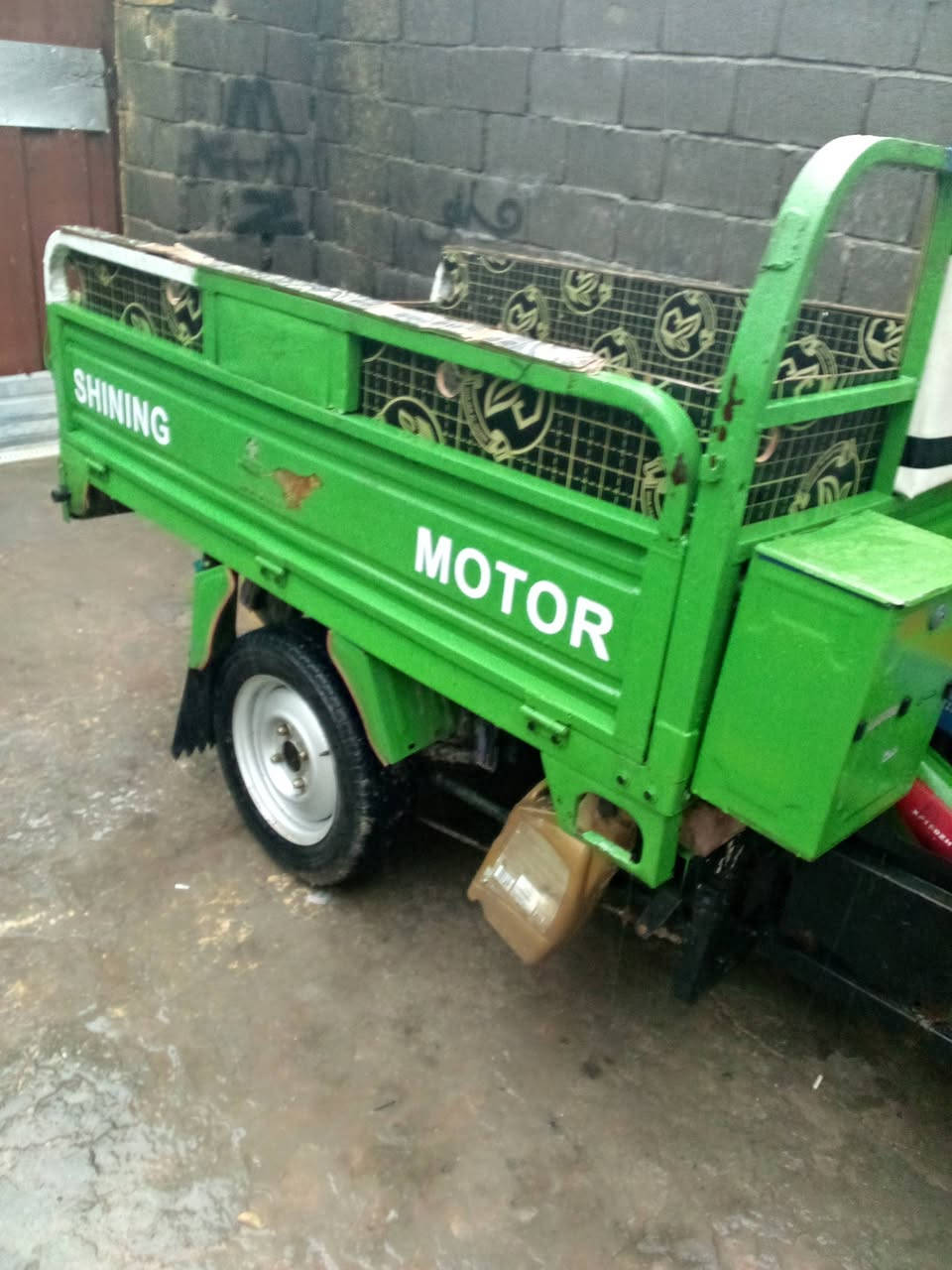 السلام عليكم ستوته موديل 22 اوراق كامله شغاله سلف هندر نكرة وحده عوزهة بس دبلات اماميه ستوته خير من الله تايرات جوبلس  مكاني أم الكبر تواصل *********** سعر 1500 بيها مجال
