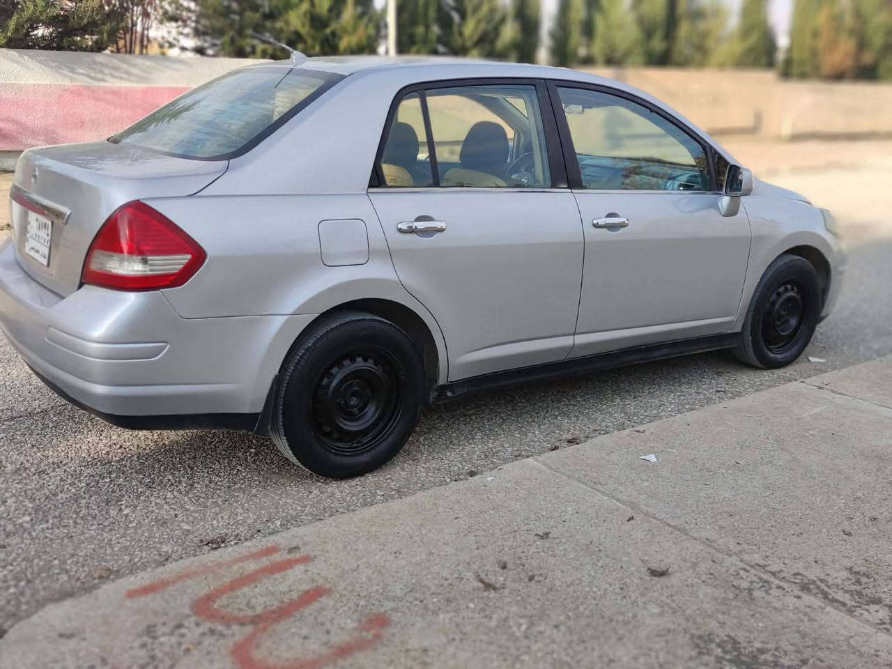 نیسان ڤێرسا 2009تۆماتیک ساق ساق
موسوبڕاوەی بەشەرت بەشەرتی ئەوەی ماڵی کەس نەبێت
گێڕو مەکینەوتەقەوڕەقەو تەبریدتوو ساردوو گەرم بەشەرت
  چوار تایەی تازەی لتەژێرای ماڵی دۆستە 
بێدەعمو لێدراویە گشت گیانی کەپسە
سعریشی 43گەڵاو مەجالێ کەم گەر موشتەریت تەلەفون بکە
***********///*********** حلبجة, السليمانية
