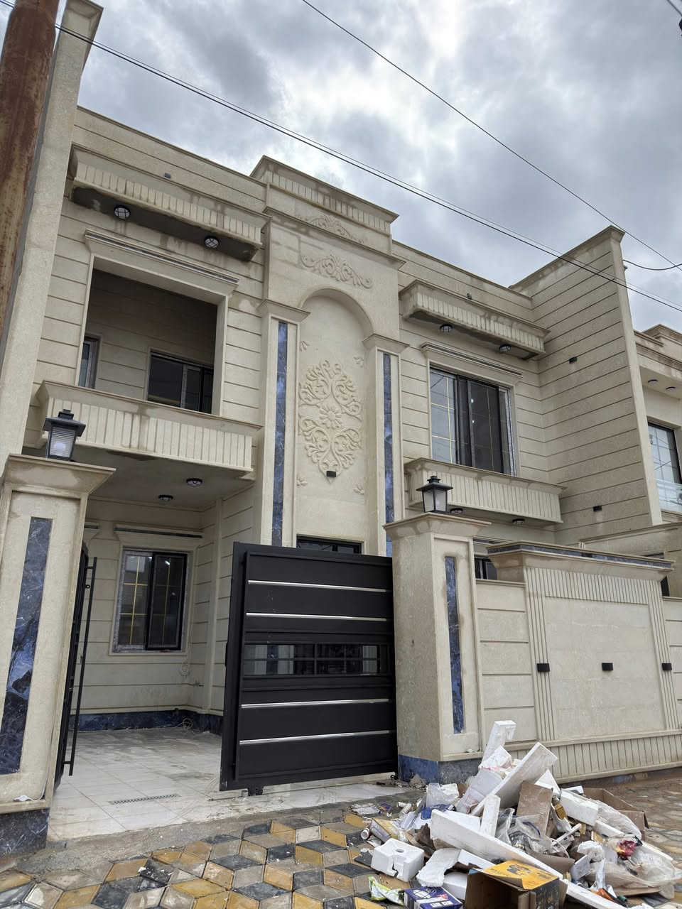 دار للبيع في تكريت القادسية خلف قاعة جليل القصاب
المساحة 200 متر واجهة 10 نزال 20م ركن 
شارع 20م قريب من شارع العام الدار على خدمات
يتكون الدار من 
5 غرف نوم 🛌 
واستقبال ومطبخ وكراج
الدار شغل فول 
ثلاث مجاميع صحية
واجهة حجر حلان اخضر
ارضية بورسلين هندي 
شبابيك خارجية قاصة ابواب داخلية تركي
سحب مغربي+شبابيك ألمنيوم
نضام جزامة + نضام غاز + نضام صحيات دفن
للاستفسار الاتصال/***********
