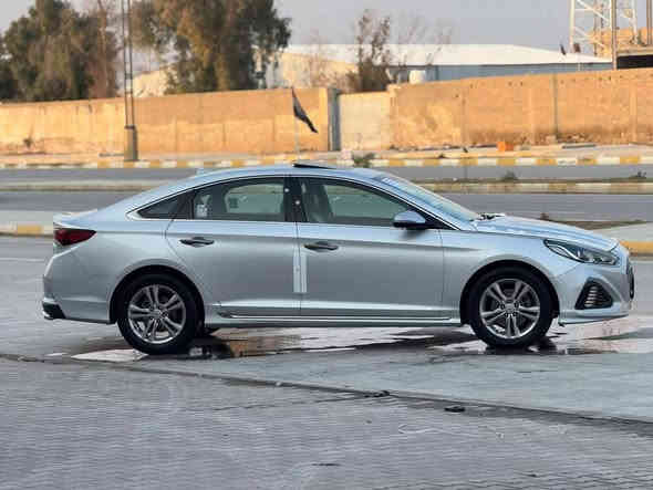 السلام عليكم حبايب..
معروض للبيع
هونداي  سوناتا  سبورت   Hyundai   Sonata  SPORT
موديل 2018 لون سلفري 
وارد أمريكي ضربتها جاملغ وبنيد وباب جهة السايق موجود صور الحادث
رقم بصرة باسمي الرقم الجديد الإنكليزي 
شرط التحويل ثاني يوم السيارة نظيفة وحلوه جاهزه من كلشي ماتصرف عليه ألف دينار جاهزه من حداديه من تخم تاير 
من تبريد ولعلم قبل شهر مسوي ادامه كامله للسيارة
مواصفات السيارة:-
1- بصمة تشغيل +بيبان
2- فتحة سقف بنراما 
3-شاشة كبيرة (كار بلي /Carplay)
4-كشنات جلد +(تدفئة الكشنات +كشن السايق كهربائي)
5- كامرة دوارة
6- رادار جانبي 
7-شاشة تنبيه العطلات
8-ستيرن رياضي حرف D
9-صندوق ذكي يفتح عند الاقتراب بالإضافة إلى بصمة في باب الصندوق
10- التبريد يوجد فيه حساس الذكي بمعنى عندما تتلقه اتصال من طرف آخر ينصه الصوت تلقائي 
11- مسجل اوكس وبلوتوث صوت بدقة عاليه وضوح +صوت  السماعات ينزل عندما ترجع على البك
12- ثلاثة أنظمة قيادة (قيادة عتيادية /قيادة سبورت رياضي / وقيادة ايكو الاقتصادي)
13- سيارة دبل كزوز 
14-ويل كب حجم (17)
15- مكينة (2400/ GDI)
السيارة هستوني مسويله ادامه ماي احمر 
تبديل انجكترات وتبديل بلكات وتبديل دهن باتري جديد 
السيارة مال بيت ما متعوبه حيل مداريه من البيت للدوام فقط ع شوفت العين بعد احله من الصور 
مكاني البصرة أم قصر  هاتف *********** يوجد واتساب 
السعر 133$ وبيه مجال شي قليل
