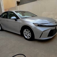 كامري رقم بغداد موديل 2025 لون سلفر فئة le العلامه السوداء يعني اربعه ...