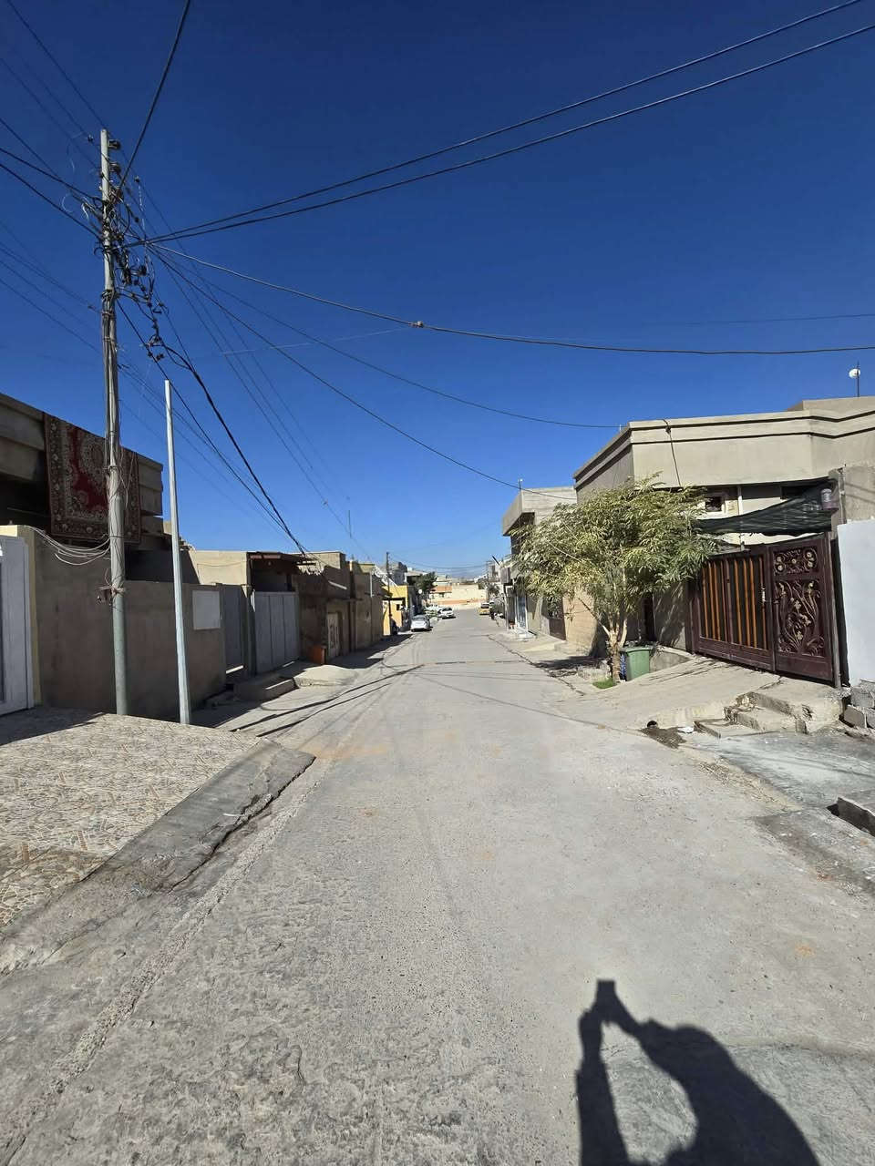 اعلان رقم (1651)📢📢📢
————————-
دار للبیع مساحة 100 متر طابو صرف
فول سيراميك بناء حدیث صفر مامسكون 
الموقع كرامة 
خلف محطة الاسكان 
الموقع مميز جدآ جدآ
كلش قریب ع شارع العام 
استفسار
***********
***********
