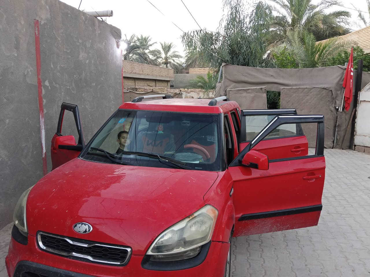 سلام عليكم كيا صول للبيع موديل2013 رقم انكليزي  بابل محرك 1600السياره بسمي بيه بنيد وقبق جنطه السعر95.لتواصل ***********
