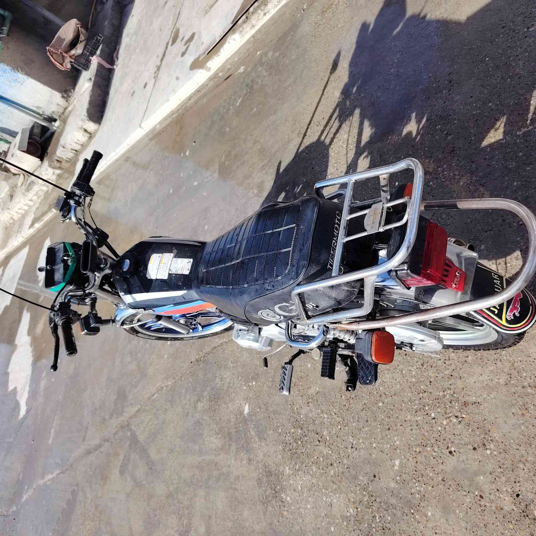 دراجة للبيع سيفان مديل 19 أوراق كامل مكان جلولاء 
نضيفه مثل ما موضح بالصور..

سعر 350 بي مجال للطيبين..

رقم الهاتف ***********
