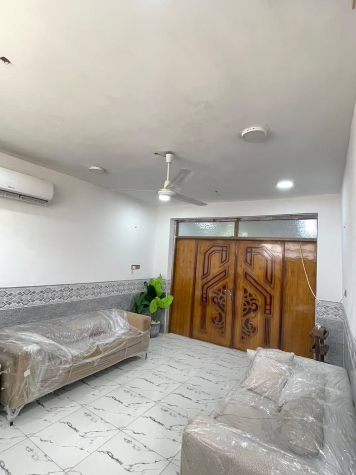 السلام عليكم
دار 100 متر للبيع طابو زراعي سند 25 طابقين واجهيه 7ونزال 14 موقعه بكرلي 

 شارع الغسل فرع الصيدليه يبعد  عن شارع العام 300متر خدامات كامله 

تفاصيل البيت 

صاله وهول وغرفه ومطبخ وصحيات 

الطابق الثاني غرفه وصحيات 

لاستفسار ***********
