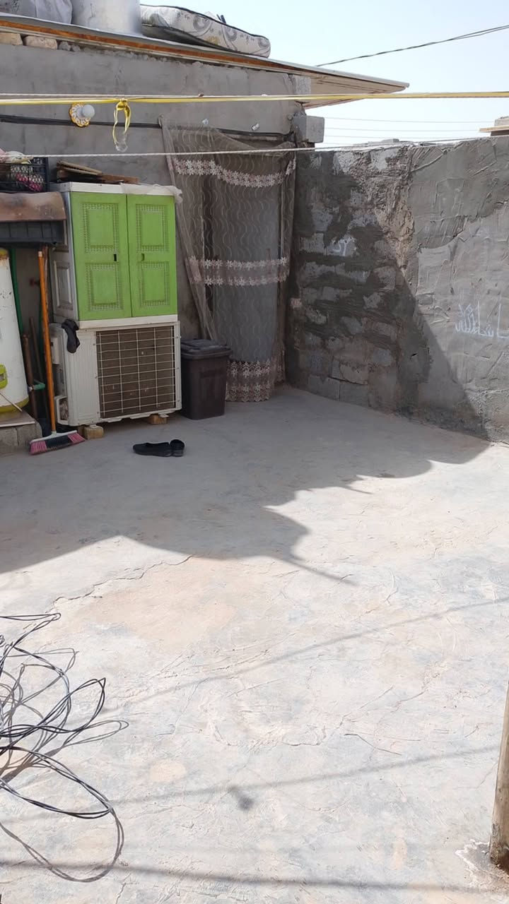 السلام عليكم بيت 50متر للبيع. السعر/5وبي مجال يتكون من غرفة ومطبخ وتخاريج وساحة.البيت بناء بسيط..العنوان طريق كربلاء نجف عامود 110 قريب على الشارع جهة يا علي..قريب على السوق..


**إذا كنت صاحب هذا الإعلان وتريد حذفه لأي سبب، رجاءا أرسل رسالة إلى الدعم الفني**