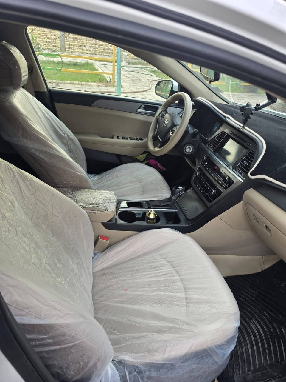 سلام عليكم  سوناتا 2016 ابيض
مواصفات
نص فول
تحكمات ستيرن
شاشه كبيره
كامره دواره
ويل كب سبورت
مكينه 2400
ماشيه 85
كاشف عطال
نظام ايكو وسبورت
سياره جاهزه من كلشي
ظرر السياره اسفل قبق الجنطه  بدون دواخل جميع الايرباكات سليمه 
بيه تكشير خفيف بدايه قماره ظاربه لزكه فابلون 
سياره بدون نقص
مكان السياره : الديوانية غماس 
بشرط تحويل ثاني يوم 
سعر 120ورقه بي مجاال بسيط
رقم الهاتف ***********
