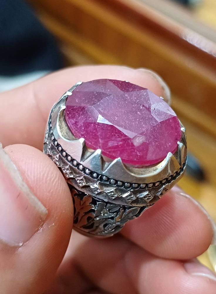 محبس ياقوت افريقي
صياغة جراح 
مطعم 4 حبات ألماس
 الوزن 28.5 غرام 
قياس 22
السعر: 350 وبيه مجال
متوفر توصيل لجميع المحافظات


**إذا كنت صاحب هذا الإعلان وتريد حذفه لأي سبب، رجاءا أرسل رسالة إلى الدعم الفني**