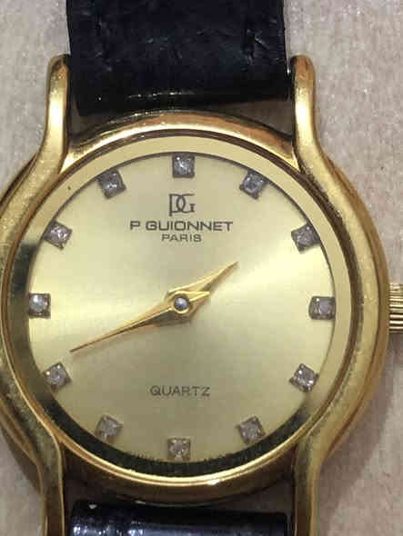 ساعة رسمية نسائية سويسرية ٧ احجار شرط اصلي 
حابة تلبسين ساعة بالجامعة بالشغل بالطلعات المرتبة تتميزين بيها ومحد غيرج لابس مثلها 
سويسري جلد ٧ احجار كريمه 
السعر معقول وصدمه الي حابه تكتب تم 
***********
