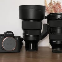 للبيع كامرة سوني وعدسات واضاءة  بدي A7iii مع كرب (grip)  نظافة ١٠٠٪؜ م...