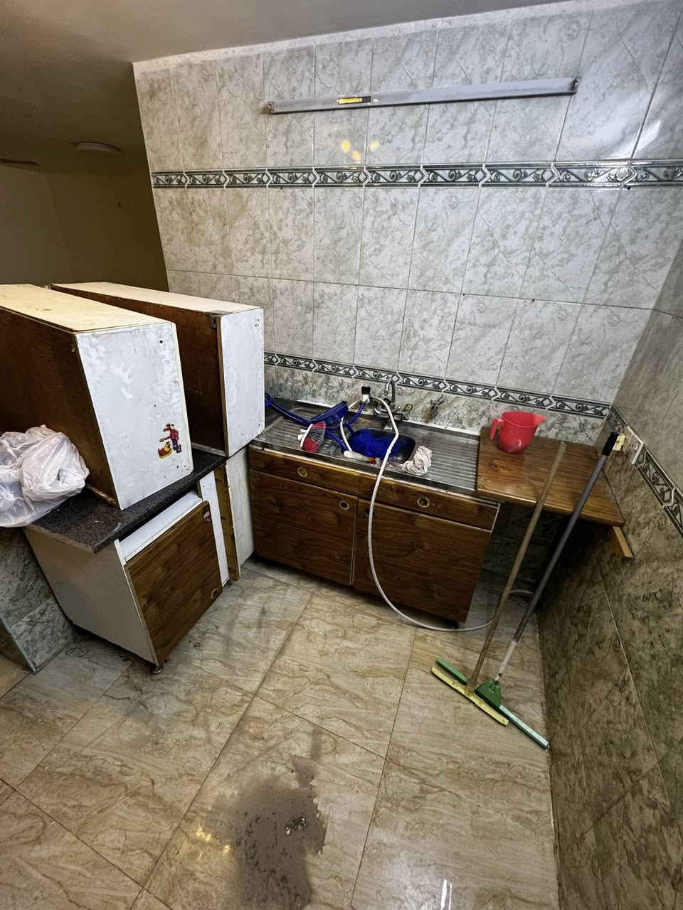 الايجار شقة طابق اول تحتوي ع ٢ نوم وصاله ومطبخ وحمام بسعر 700الف موقعه السيدية الضباط ***********
