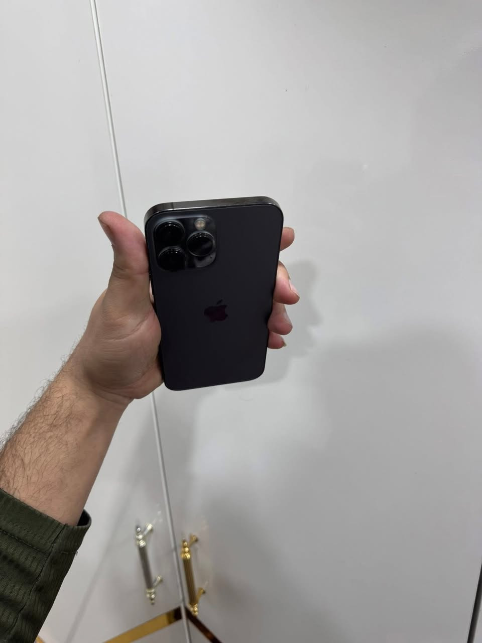 السلام عليكم
13 برو ماكس 
ذاكره 256 
بطاريه 86 
مستبدل شاشه فقط 
قيم بليرضي الله واذا اكو مراوس اراوس 

مكاني بغداد السيديه 
***********
