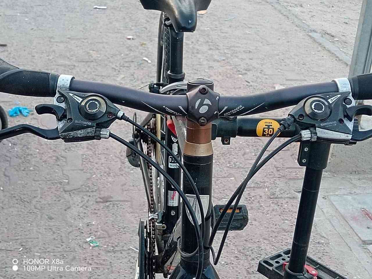 السلام عليكم اخوان بايسكل للبيع 
TREK
C700
حجم الفريم 44.5
سيت شيمانو 3امامي 8خلفي 
ويلات BONTRAGER 
تايرات واحد BONTRAGERوالثاني شوالبي 
دارجه حلوه نضافتها زينه 
البريكات شغالات 
البدلان شغالات 
سعرها 165الف قفل السعر نهائي 
توصيل متوفر جميع المحافظات 
رقم ***********
