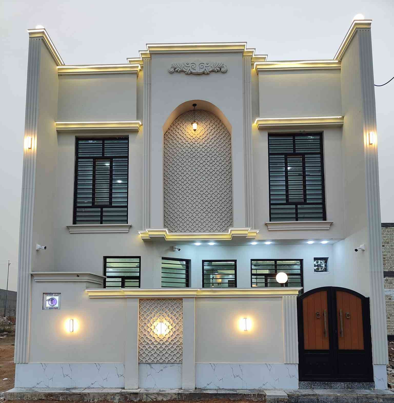 بيت للبيع في كربلاء مجمع بوابه الجنوب شارع حله كربلاء قرب مستشفى طب السنان 
مساحة 100مترطابقين  طابو زراعي سند 25
البناء طابوك جمهورية كونكريت مسلح صب مركزي
يحتوي على استقبال ومطبخ وصاله وصحيات داخليه وخارجيه 3غرف نوم 
البيت بناء جديد بعده مامسكون الاستفسار اتصل ***********
*********** كربلاء, العراق
