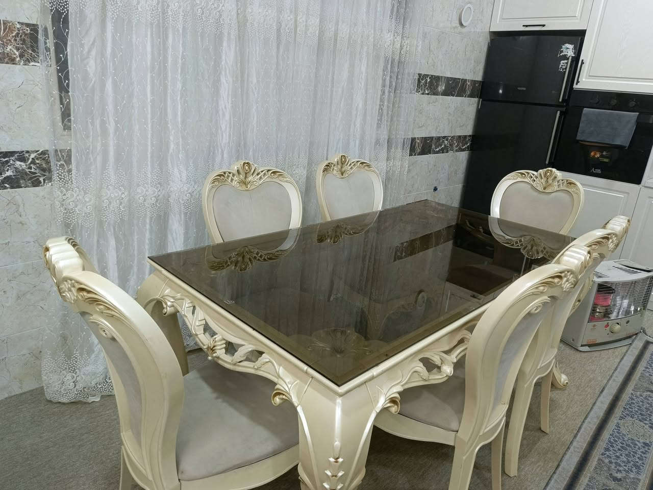 ئه م میز طعامه بو فروشتن نرخی ۲۰۰ هه زار ***********
