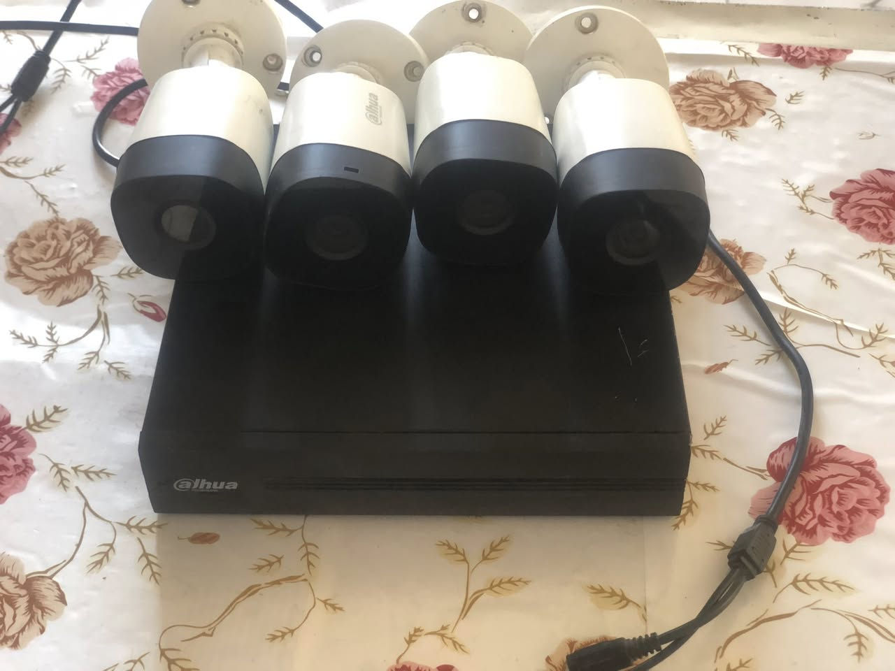 السلام عليكم 
كاميرات للبيع
الشركة معروفه دهوه 
4 كاميرات + هارد تخزين + دي في ار + ماوس 
واير الكاميرات اصلي 
السعر 150 وبيها مجال


**إذا كنت صاحب هذا الإعلان وتريد حذفه لأي سبب، رجاءا أرسل رسالة إلى الدعم الفني**