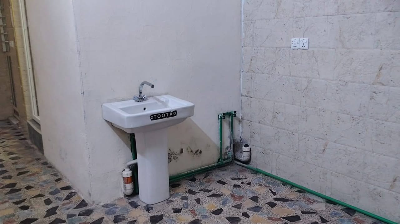 السلام عليكم يوجد بيت مساحتة 58 متر واجهة 2.90 نزال 20 البيت مقسوم يوجد في حايط مشترك البيت طاأبقين كهرباء ومجاري معزولات قرار 355
مكاتبة تحويل العنوان زعفرانية نهاية شارع المعهد النزلة مقابیل اسواق تفاحة منطقة حنييت السعر 60 للاستفسار والتواصل عن طريق رقم 
الهاتف *********** ابو محمد للعقار  وتساب فقط
