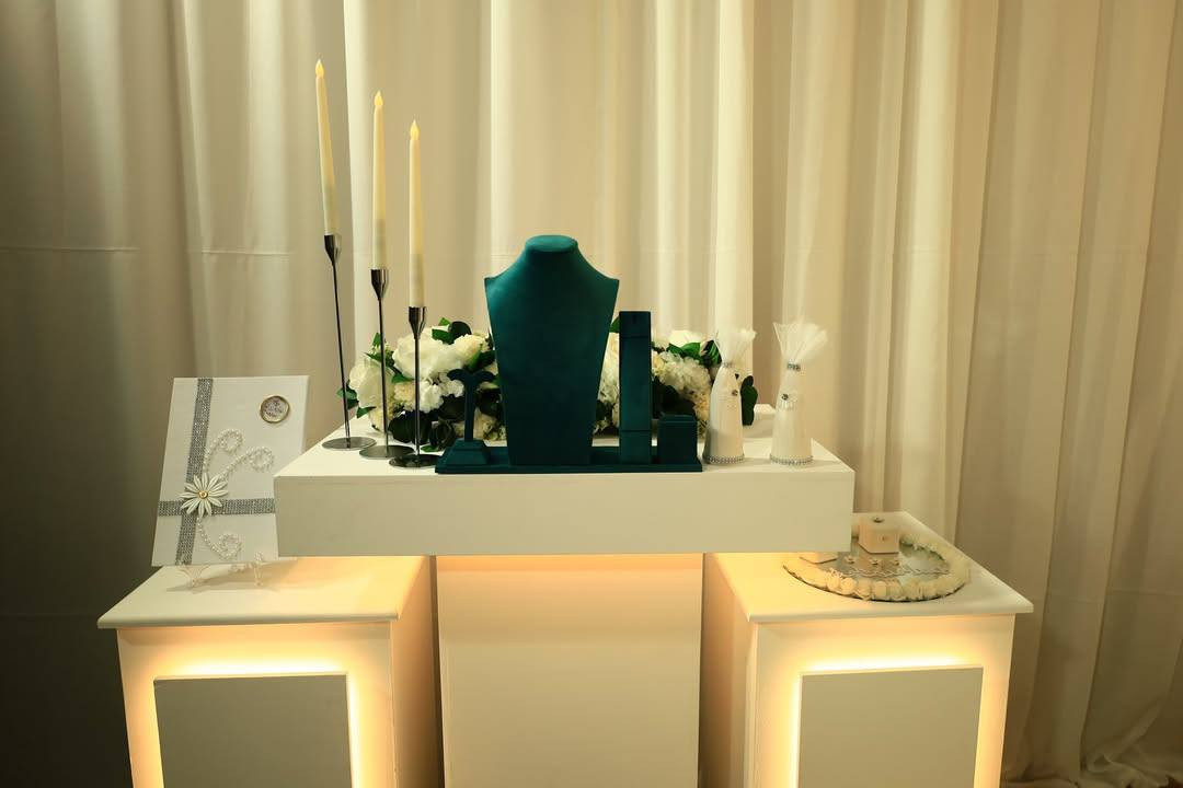 كوشة. خشب لون ابيض.  للبيع 
الخشب فقط 
تحتوي على 3 اقواس خلفية 
ارتفاع البورد.  1.90 cm
طبلة وسطية 
3 ميز مهر 
القطع جديدة ونظيفة 
 التواصل  
واتساب ***********
