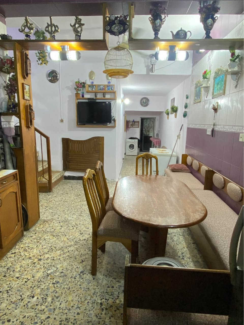 سلام عليكم ورحمة الله..

بيت للبيع طابو ملك صرف تحويل مباشر بسم الشاري 📑 

تفاصيل البيت…👇🏻
مساحة 150 متر 🏠 
يحتوي علا 6 غرف نوم 🛌 
يحتوي علا صحيات وخدمات عدد4 في الطابقين 🚽 🛁~
استقبال 4*6 
مطبخ 4*3
صالة مفتوحة مع الدرج 
البيت نصف الخلفي قديم عكادة مرمم ونضيف والنصف الامامي صب مسلح~
عنوان البيت//الشعب-قرب سوق الصبح قرب شارع الصحة//السعر اتصل او راسل خاص واني بلخدمة😇
هاتف/*********** بغداد, العراق
