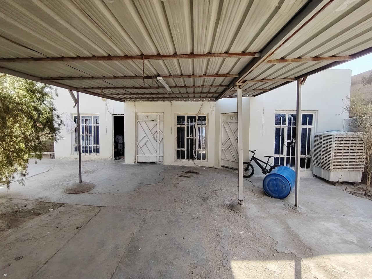 سلام عليكم بيت البيع مساحه البيت 300متر يتكون من غرفتين وصاله وديوانيه ومطبخ الموقع حي الحسين متوفر جميع الخدمات بيت جاهز مناسب  ***********
