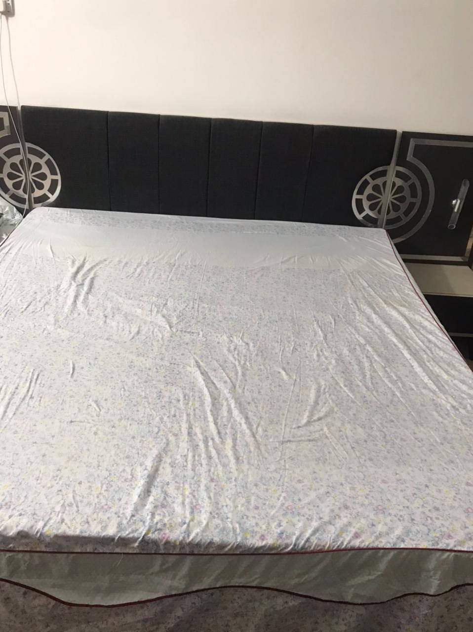 0771 588 9970
غرفة النوم كامل للبيع 
مستعمل قليل جداً 
سعر ٤٥٠ الف
