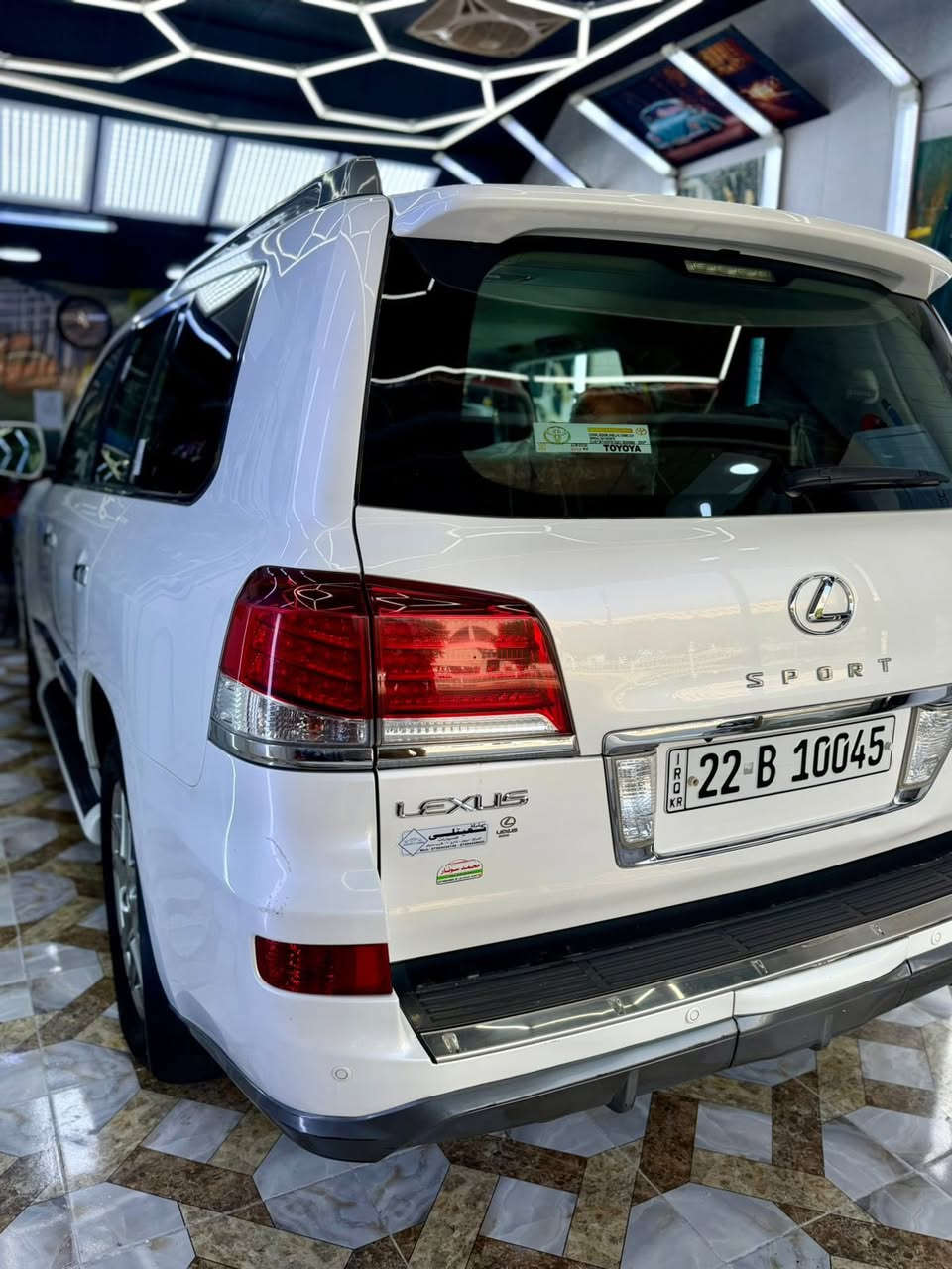 السلام عليكم  لكزز موديل ١٢  بريم كامل مواصفات تبديل بنيد وكالة فقط البقيه كفاله مكان السيارة .
واسط
السعر ٣٥٥ 
***********
