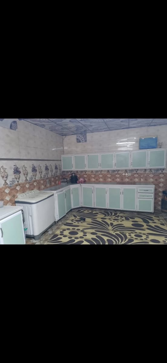 السلام عليكم 
 بيت للبيع 
مساحة الأرض 350 متر 
يتكون من ثلاث غرف ثنين كاملات وحده قيد الأنشاء 
+ ربعه هول مطبخ مجمع صحيات داخل و خارج 
البيت كلو سيراميك و سقوف حديثة 
سند رسمي 

الموقع الشرقاط بعاجه قرب المثلث 

السعر 43 وبي مجال 
للأستفسار اكثر اتصل على ***********
