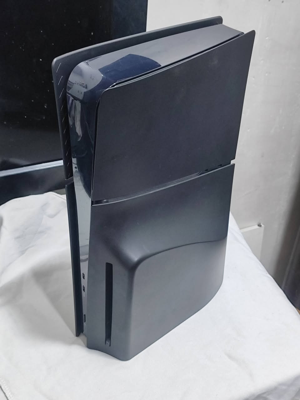 السلام عليكم
جهاز بلي 5 مستخدم استخدام قليل كلش سبب البيع عدم التفرغ 
الجهاز نظيف كلش لا مصلح ولا مستخدم سعة 1 تيرا وكيبلاته كاملة الاصلية ويدة الاصلية والكارتونة موجودة  بالاضافة وياه 

1- كڤر اضافي اصلي باللون الاسود نادر 
2- قرصين فيفا 22 و فيفا 23 عربيات 
3-ستاندن ومبرد للبلي قطعة وحدة وبيها(حامل اقراص وشاحن لليدات و اضائة RGP) 
4-يو بي اس نوع فالكون اوفلاين بقوة 2000VA

ابيع الجهاز مع كامل الملحقات فقط اذا ردت بدون يوبي اس ماكو مشكلة 

سعر الجهاز مع اليو بي اس 875
سعر الجهاز بدون يو بي اس 775

العنوان بغداد البياع توصيل ماعندي للأسف تحب تجي تفحص كدامك العراض وتاخذه بالعافية 

للتواصل واتس اب رقمي: ***********
