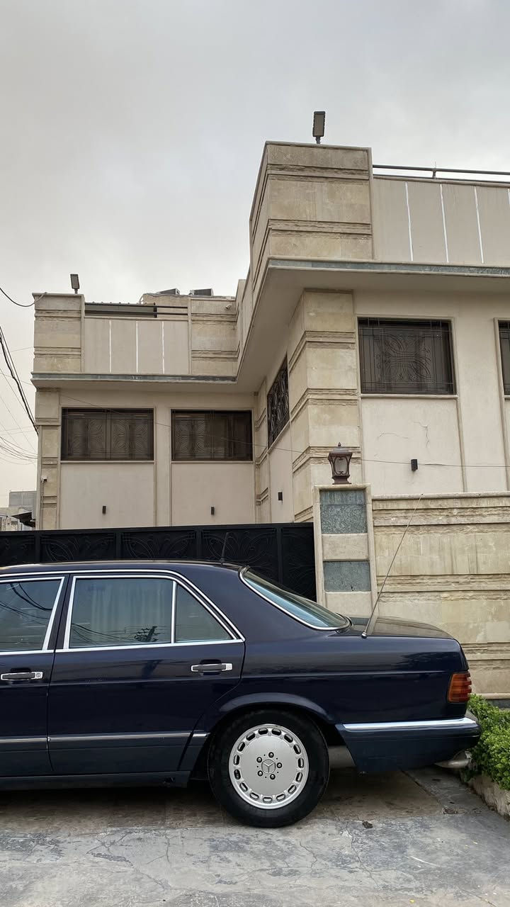 ⚔️ مساء الخير شبابنه الطيبه ⚔️
للبيع مارسيدس جامبو W126 
موديل 1991 
لون حبري
مكينه 300 قبغ اسود 
داخلها حبري بحاله جيده 
4 جام كهرباء 
دبل مروحه 
دبل فيتبم 
تبريد ثلج كمبريسر شبح (20) بيها
تخم تاير جديد
باتري جديد 
تخم بردات 
عليها ادمه كامله (فلاتر بانزين عنكبوت وارد بيها) 
‼️‼️السعر 76 ورقه وبيها مجال‼️‼️
للاستفسار الاتصال 
***********
