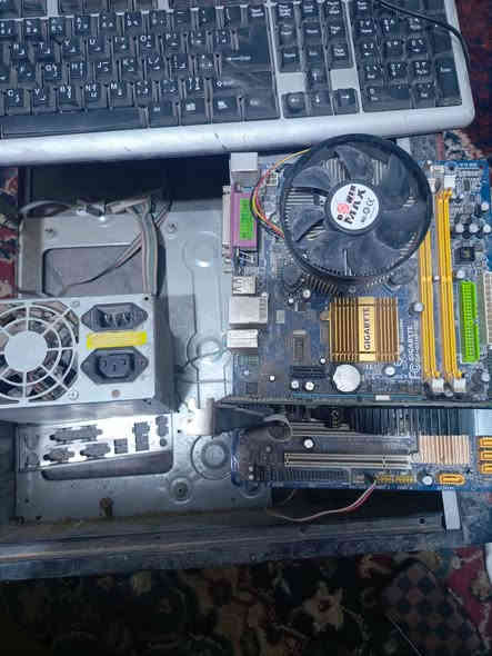 سلام عليكم 
كيبورد وكيس كامل هوا وا المذر بورد كامله مع رامات وكرت شاشه 2GB للعلم البورد فقط شغاله الباقيات ما اعرف بيش ما جان للبيع العنوان نجف الاشرف حي المكرمه رقمي ***********
