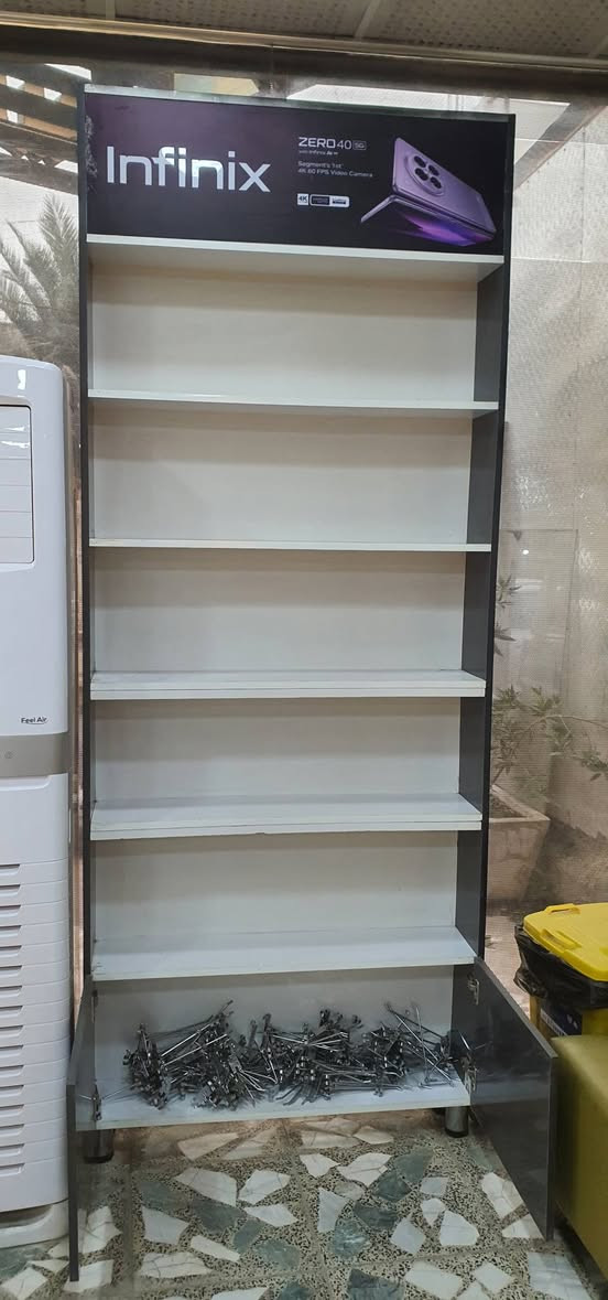 رفوف للبيع مع تعاليك كفرات واكسسوارات
الارتفاع 255 سم، العرض 100 سم، العمق 20 سم. 
مع ابواب عدد 2 بالسفل، انارة لد بالاعلى، نظيف جدا. 
***********
