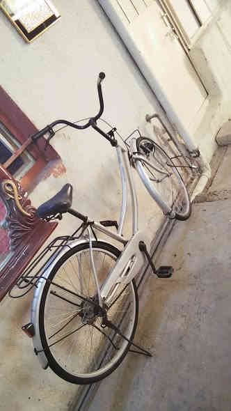 سلام عليكم بايسكل للبيع بطه لون رصاصي نزله حاويه بعده جديد ما مستعمل هواي حجم 26  السعر خاص نقص بس بريك لي كدام. رقم ***********
