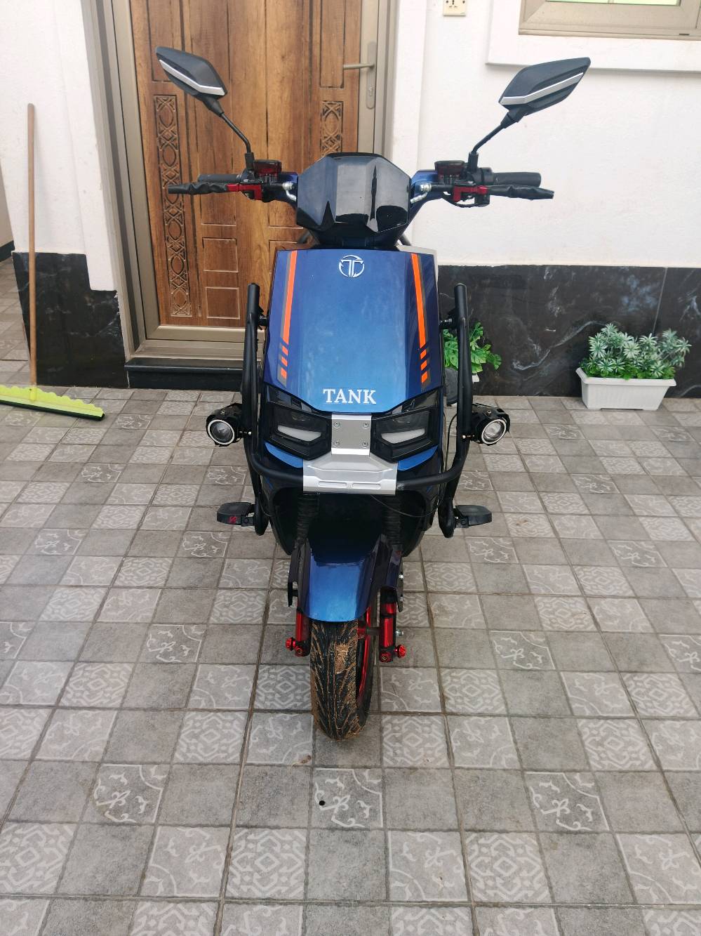 دراجة كهربائية أنيقة وجديدة لم تستعمل كثيراً. اللون أزرق براق مع تصميم رائع ومظهر ملفت. مثالية للتنقل اليومي وفي حالة ممتازة. مناسبة جداً للتجوال داخل المدينة. تأتي بمقاعد مريحة وتوفر قيادة مستقرة وآمنة.