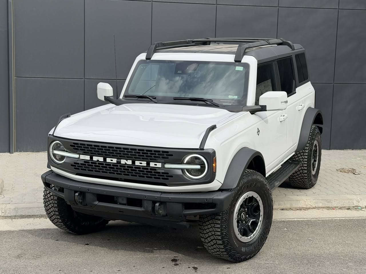 بِسْمِ اللَّهِ الرَّحْمَنِ الرَّحِيمِ
Ford Bronco OuterBanks (Sasquach pack) 2023
٥ دكم فوول
٤ سلندر  تیربو 
مواصفات ساسكواج 
٢ دفلوكات
امامي و خلفي
قفل سنتر لوك
ويالة sasquach بلادي امريكي
تاير جبلي ٣٥ goodyear
ترفیعة ٢ انج و دبلات rough country
دعامية امامي حديد بلادي
لايتات LED بلادي
سقف متحرك بلاستيك (المرغوب)
٤ كاميرات 
رادار مراية
رادار امامي و خلفي
حساسات ٣٦٠ درجة
شاشة كبير و كيج دجتال
كشنات جلد ٢ لون بلادي
كشنات هيتر و كهرباي
سماعات ماركة Bang Olfsen
امبي فاير بلادي 
تبريد قطعتين

و سيارة ربع دينار مابي مصرف
السيارة فول و سقف البلاستيك ينفرق سعرة عن السقف القماش
اذا تدور برونكو 6 سلندر فول  ماكو افول من هاي 

0770 153 7719
واتساب موجود
