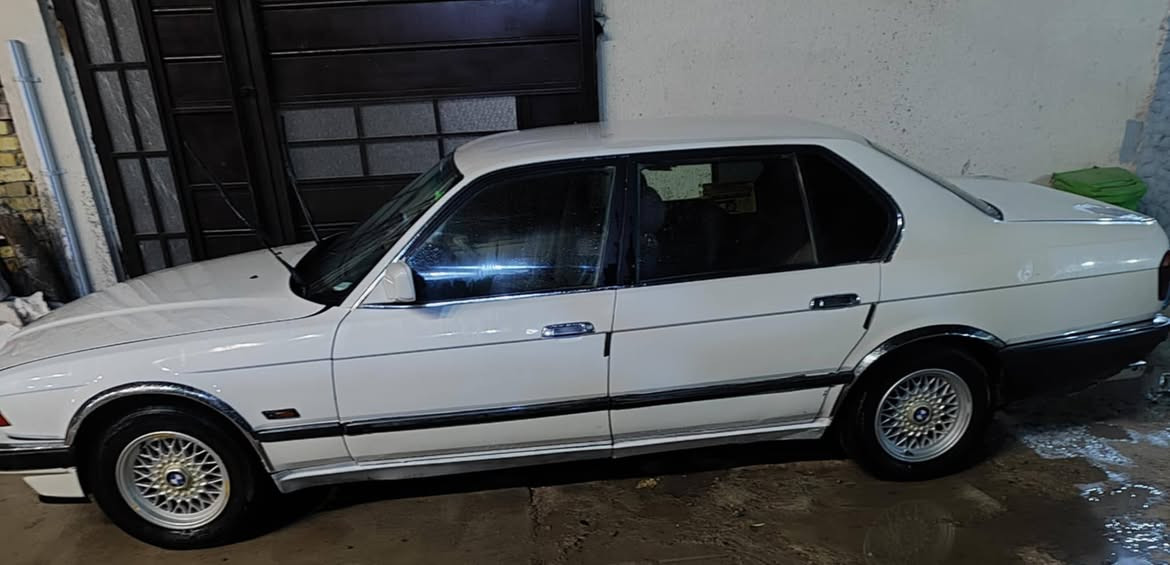 السلام عليكم بي إم 750i محرك 44 V8 بيها لاستيك ولف رقم قادسيه راعيها يريد تحويل 
السيارة حداديه 100% مراوس فقط خاص مفتوح الرقم ‏‪***********‬‏
