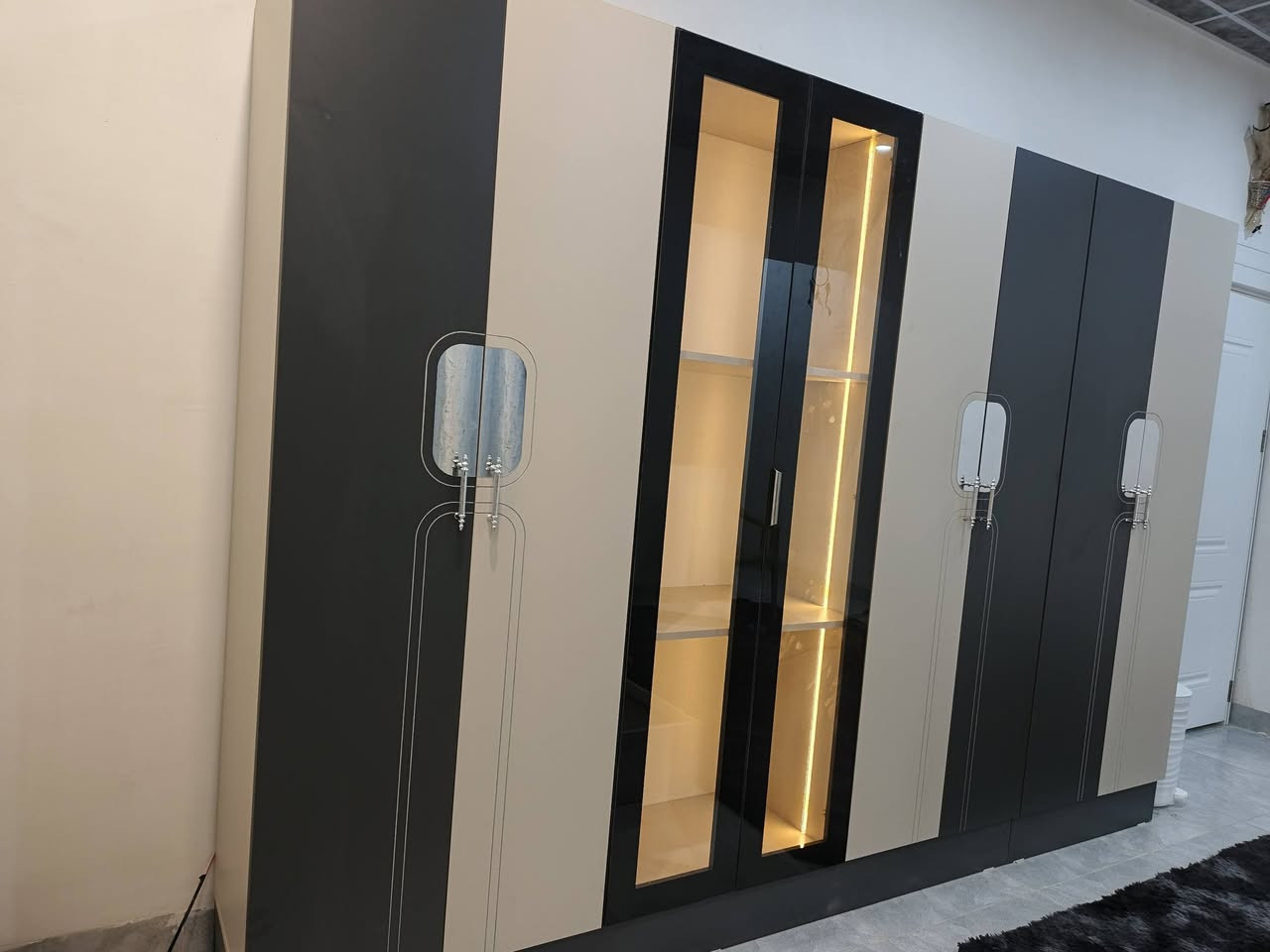 سلام عليكم غرفه نوم مودرن كلش حلوه ونازكه 7 قطع كنتور 3 امتار 8 ابواب اثنين منهن جام واضائات لينر بلكنتور والكومديات 
والسرير شامو وجك هايدروليك سعره قفل 750 الف (( مشتريها قبل اسبوع اب مليون وسبب البيع اريد اخذ غرفه شبابيه مال نفر ))
عنواني كركوك ***********
