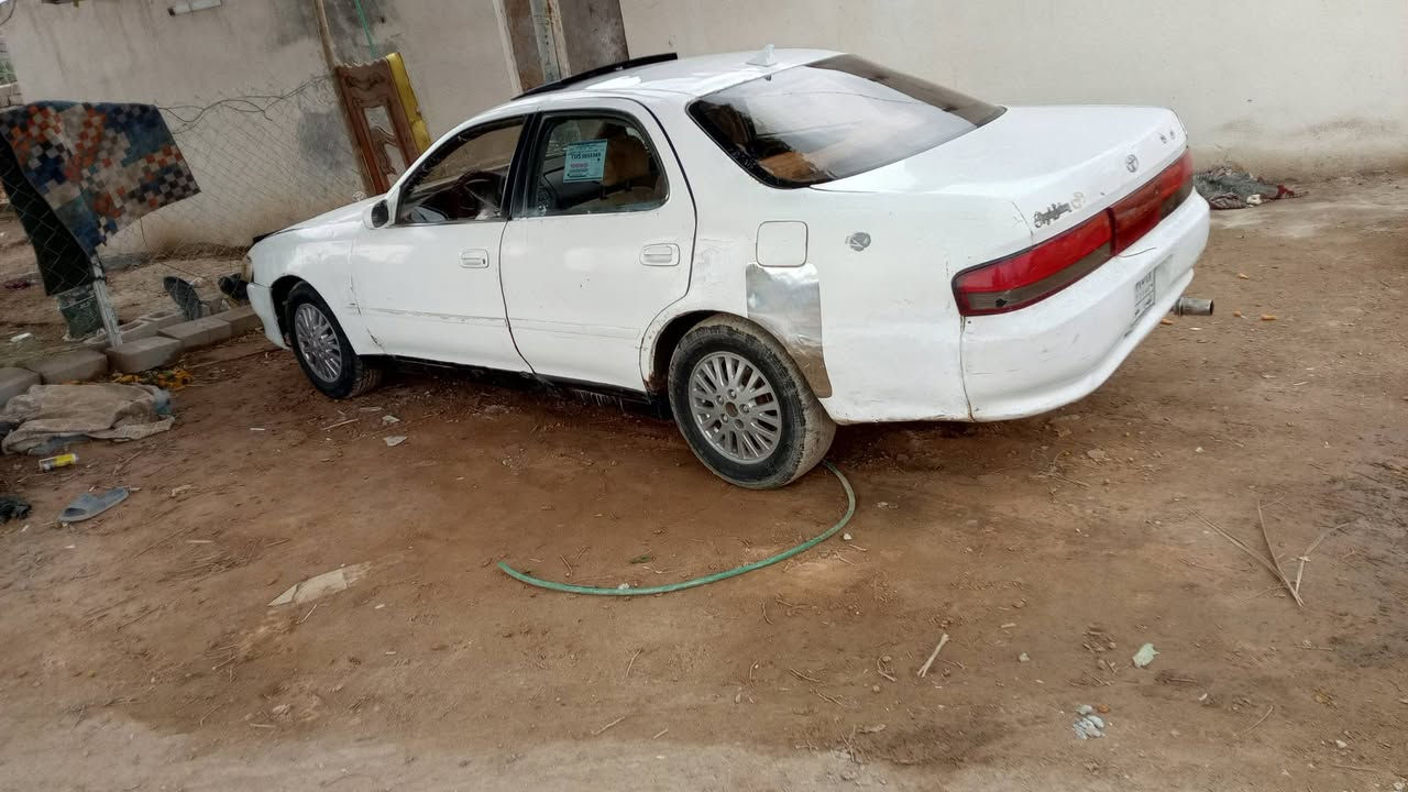 السلام عليكم  سياره كرسته موديل 94 بيه فخذه راعيه ماندله سعر25 وبيه مجال قليل رقم بصره وهاذه رقمي ***********
